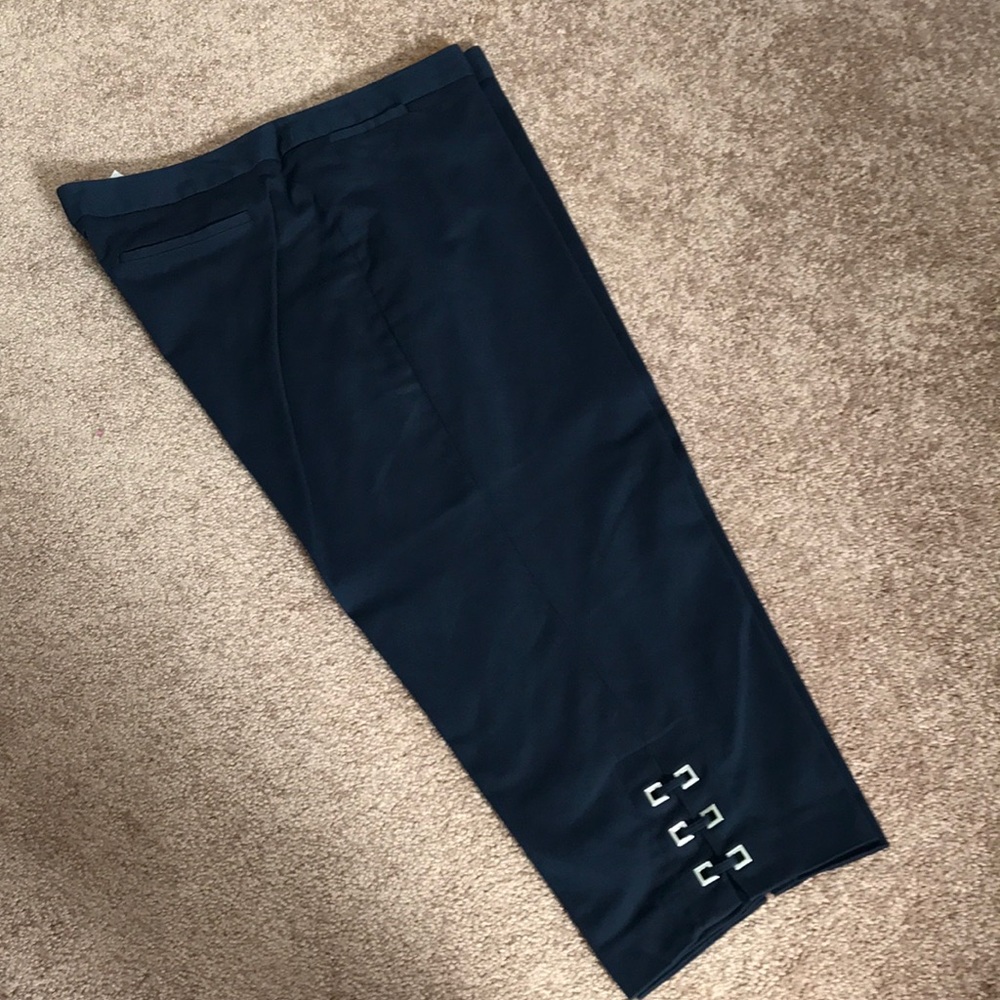 🔆 Rafaella Embellished Capri Pants 🌼